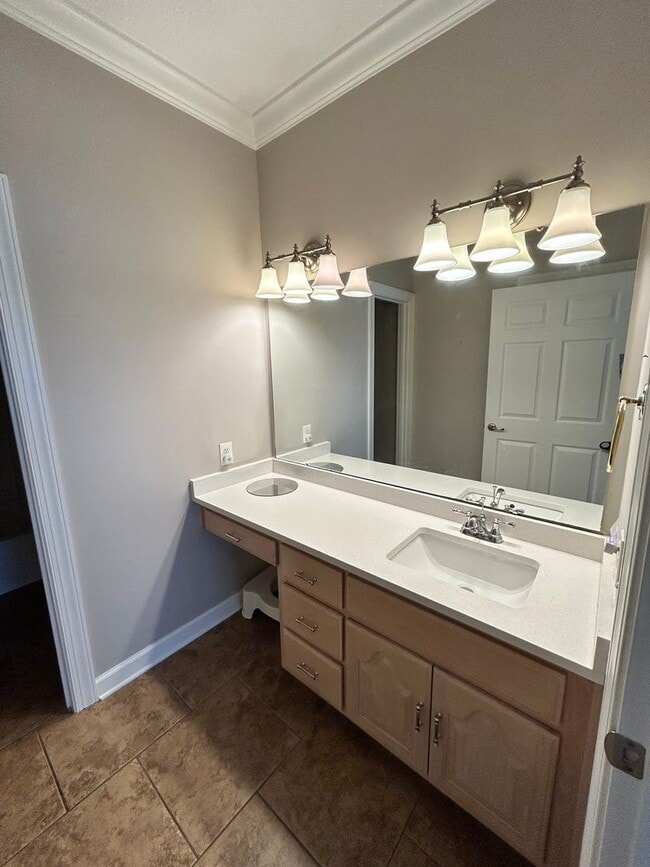 Building Photo - 2908 Country Club Dr