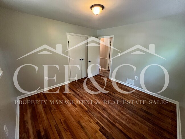 Building Photo - 421 Zellen Dr