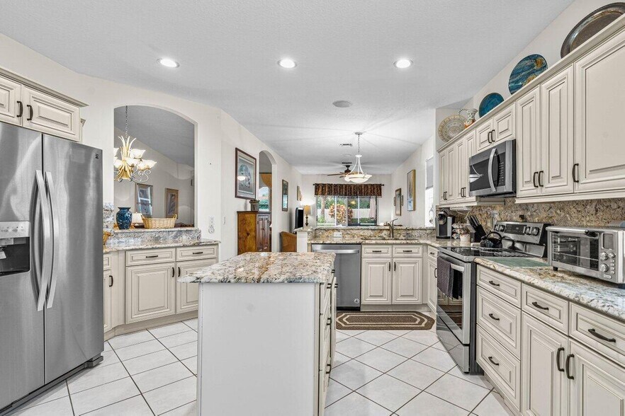 Building Photo - 9756 Arbor View Dr S