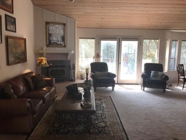 Building Photo - Beautiful Lake Wildwood Home with private back yard.