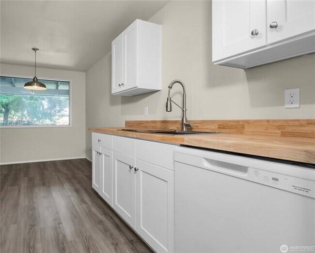 Building Photo - Beautifully Updated Duplex | W/D Included | Ideal for JBLM Commuters