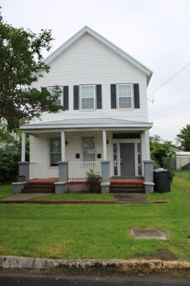 Primary Photo - 537 Watkins St
