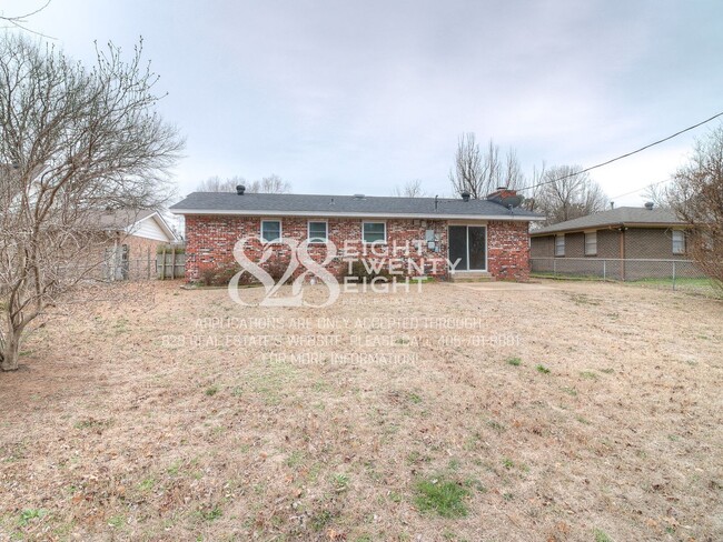 Building Photo - *COMING MAY 2026* Charming 3 Bed/1.5 Bath Single Family Home in West Norman