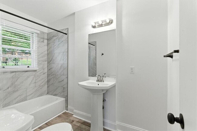 Building Photo - 893 Woodmere Dr NW