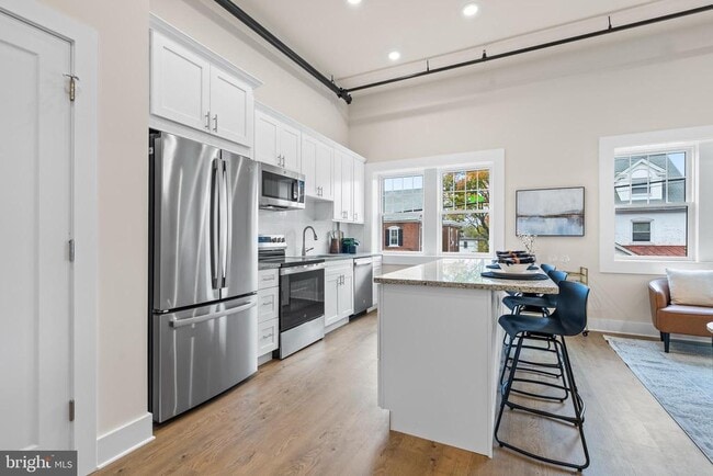 Building Photo - 30 W Broad St