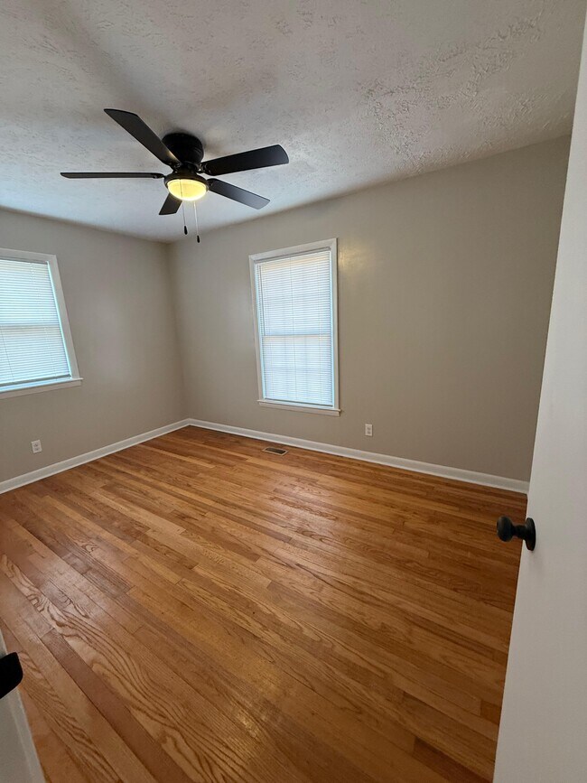 Building Photo - 1039 Kingsley Rd