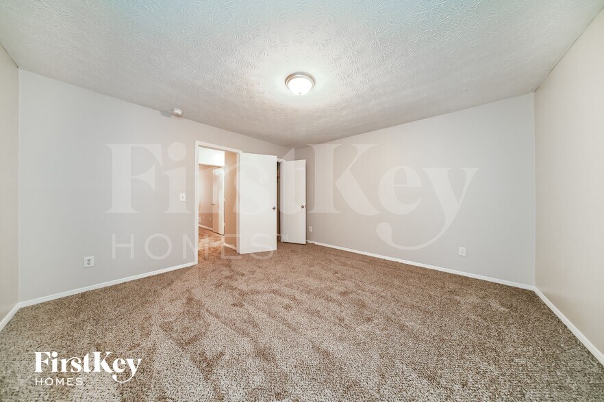 Building Photo - 1010 Pine Tree Trail