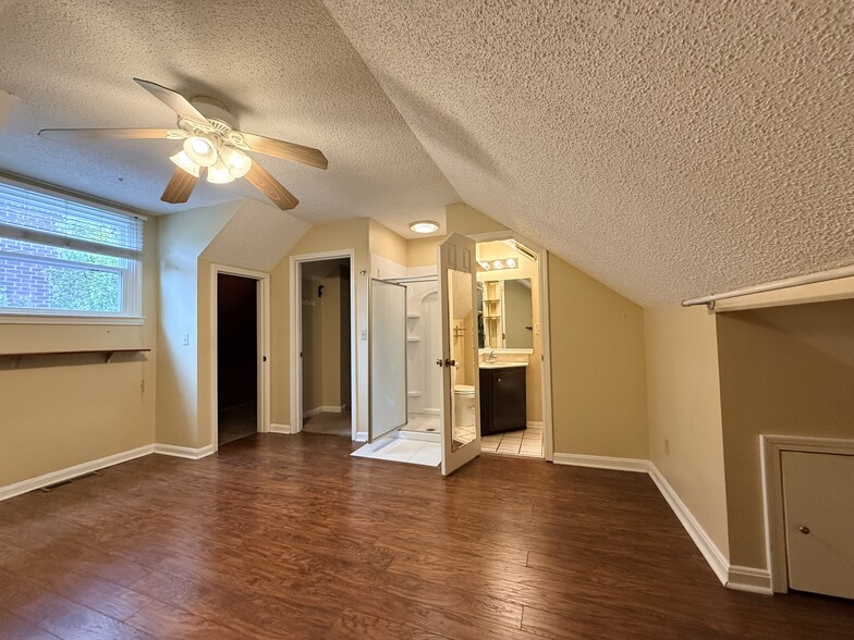 Building Photo - 1819 Wedgewood Ave