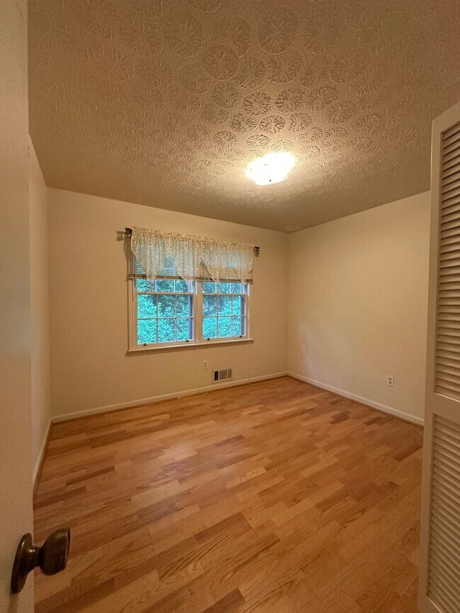 Building Photo - Available now,  3/2 with large unfinished basement, in University Heights