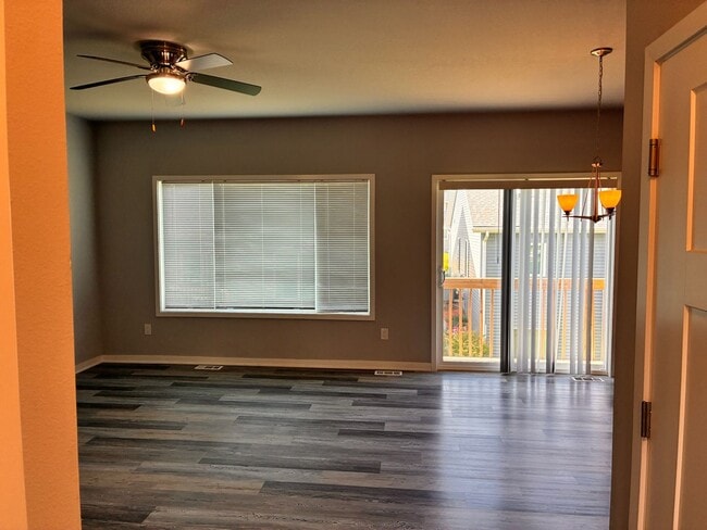 Building Photo - Spacious 3BR 2.5ba house in Urbandale, available NOW!