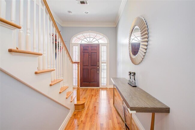 Building Photo - 1812 Staffordshire Crescent