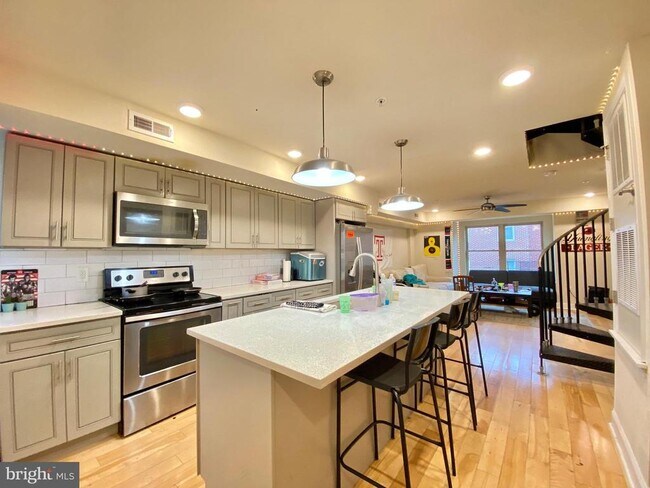 Building Photo - 1950 N Gratz St