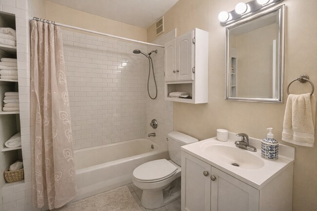 Building Photo - 1748 Beacon St