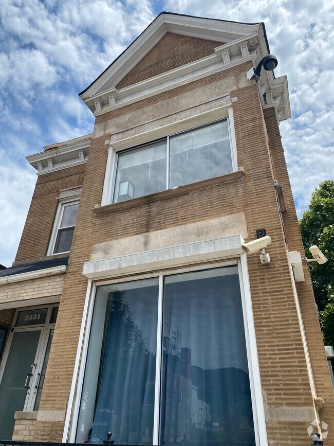 Building Photo - 2331 N Western Ave
