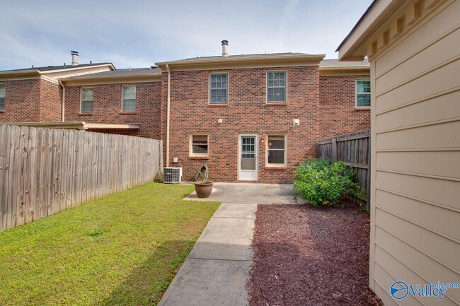Building Photo - 1008 Heatherwood Dr SE