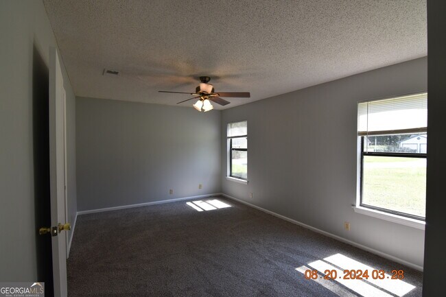 Building Photo - 145 Woodhaven Dr