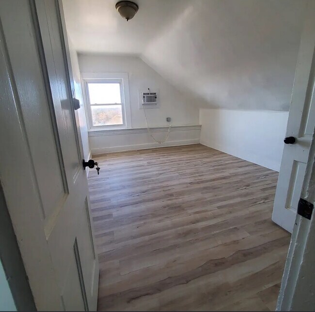 Building Photo - 3442 Larona Ave