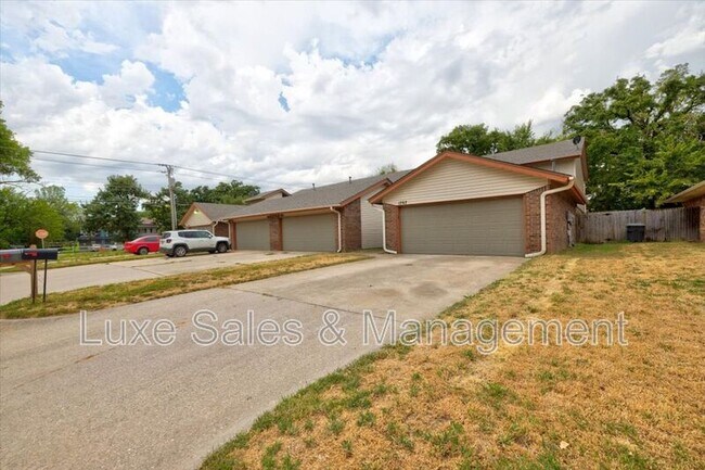Building Photo - 1707 N Gleason Ave