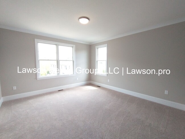 Building Photo - Upscale Three Bedroom in Colonial Green