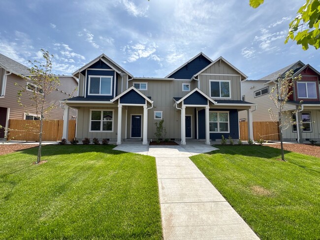Building Photo - Brand New 4 Bed / 2.5 Bath Duplex! $250 Am...