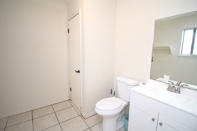 Building Photo - West Pensacola 2BR Townhome with Fenced Backyard, Upstairs Balcony, Modern Kitchen- Near Shopping...