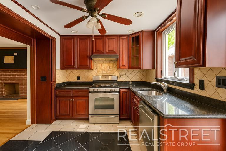 Building Photo - 376 Kosciusko Street – Large 1 Bedroom wit...
