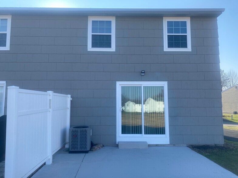 Building Photo - 74 Willowick Dr