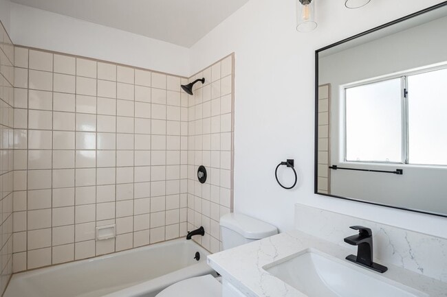 Building Photo - 213 Moonstone St