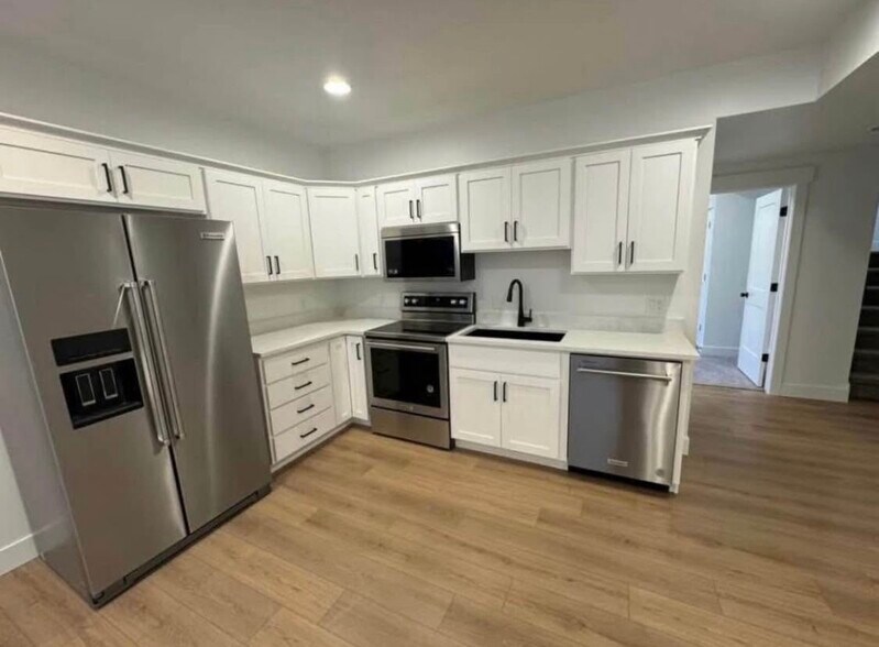 Building Photo - 81 S Keaki Wood