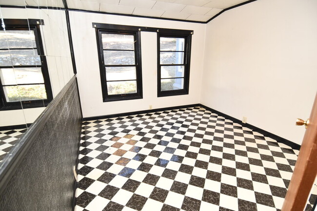 Building Photo - 1368 SE Overlook Ave