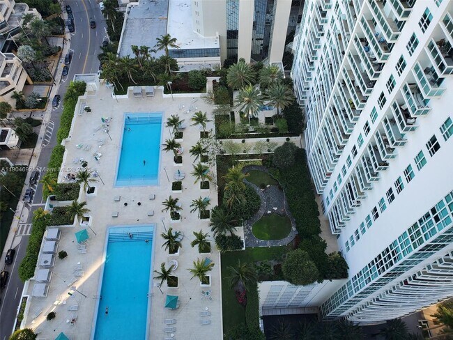 Building Photo - 950 Brickell Bay Dr