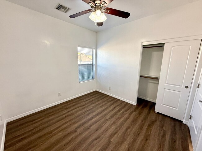 Building Photo - Great 3 Bedroom, 2 Bathroom Home Centrally Located- Available Now!