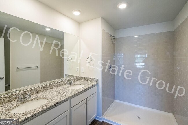 Building Photo - 124 Village Green Dr