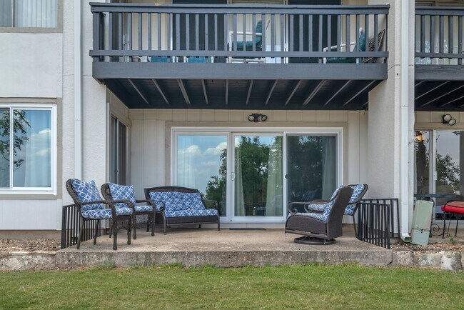 Building Photo - 1025 Parkview Dr