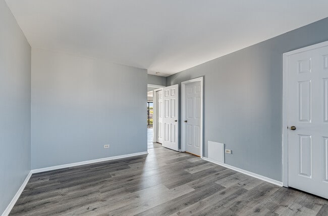 Building Photo - 190 S Waters Edge Dr