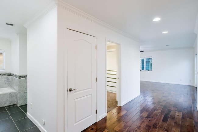 Building Photo - 5328 E Pinchot Ave