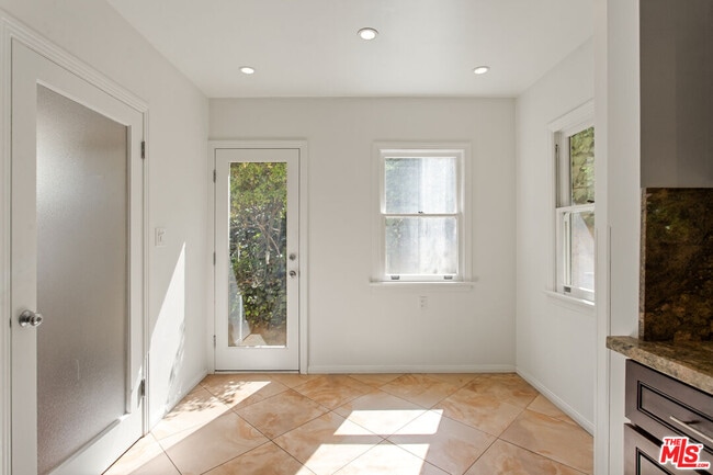 Building Photo - 3528 Fernwood Ave