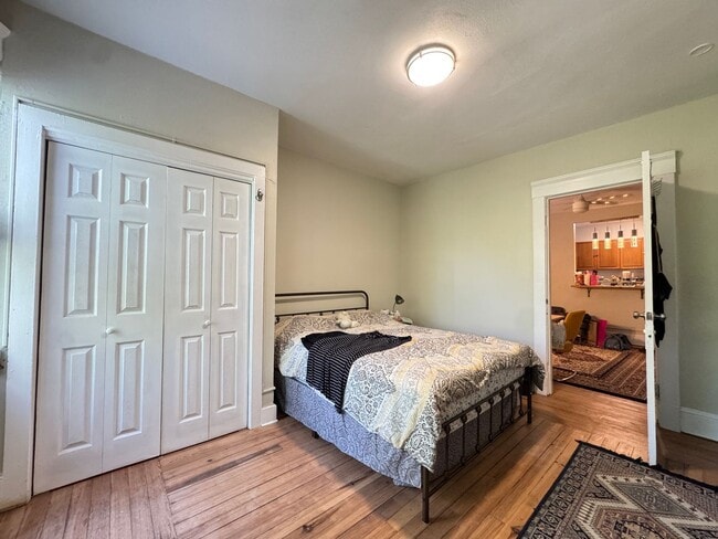 Building Photo - Charming 2BR in East Rock | Hot Water Included | Walk to Yale & SOM