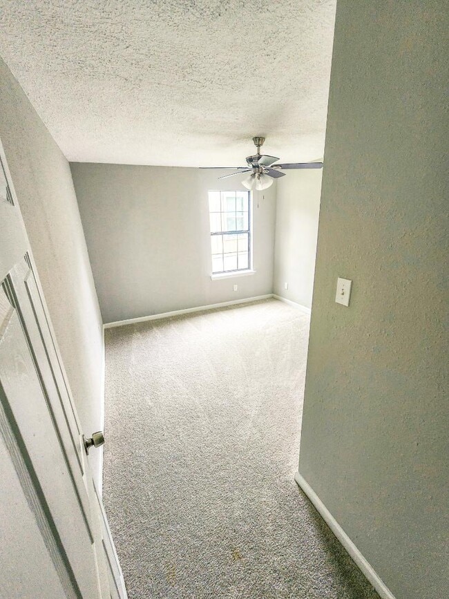 Building Photo - 305 Red Haven Dr