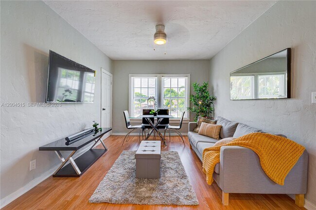 Building Photo - 227 SW 30th Ave