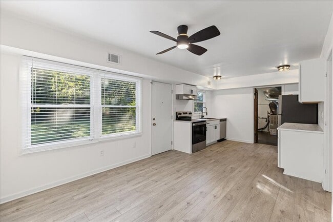 Building Photo - 114 Millbrook Dr