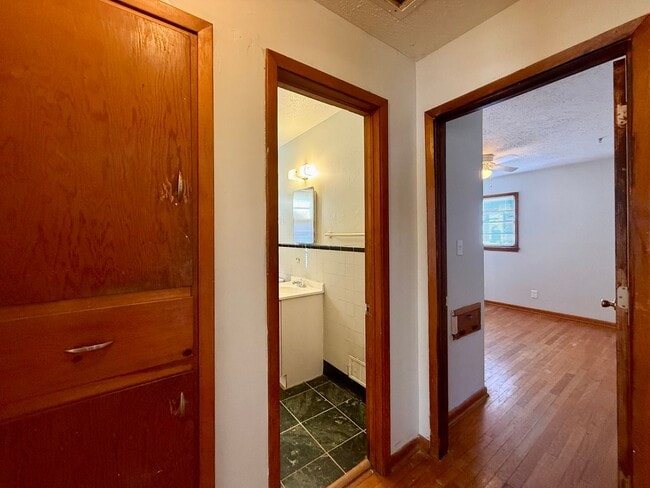 Building Photo - 2263 S Glendale St