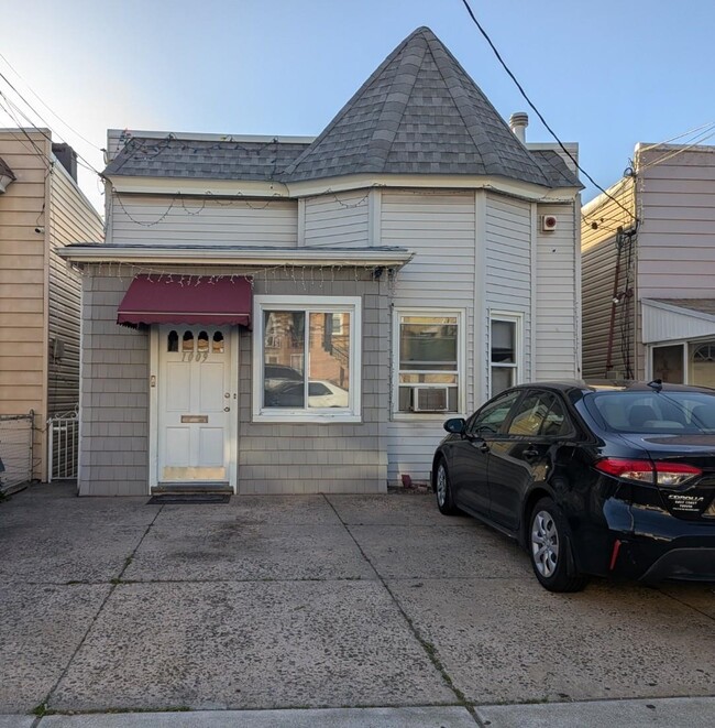 Primary Photo - 1009 Grand Ave