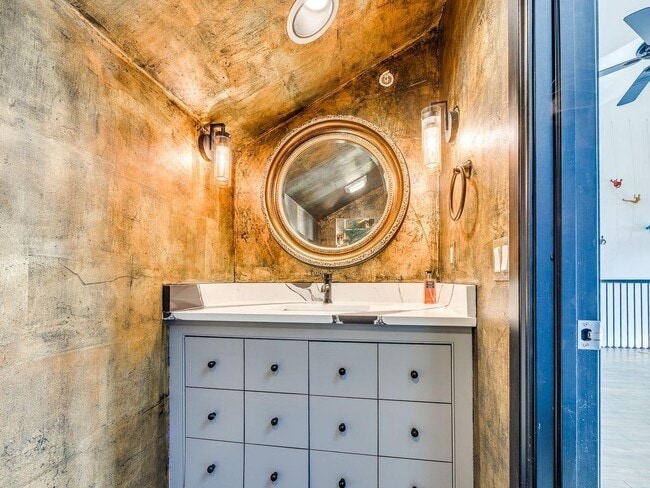 Building Photo - 109 NE 3rd St