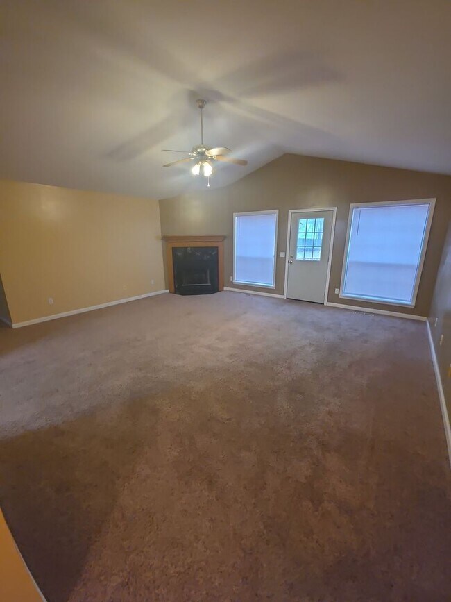 Building Photo - Charming Single-Level 3 Bedroom Home with Large Back Porch and 2-Car Garage