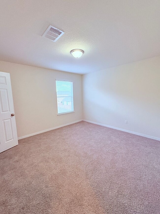 Building Photo - Large Home In Preston Village