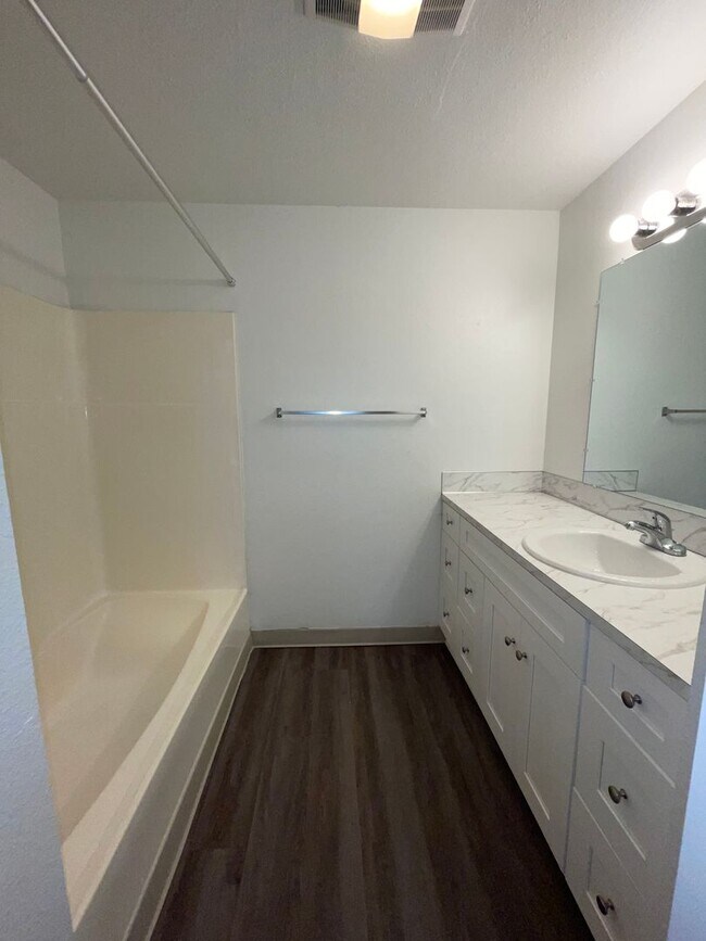 Building Photo - Rent Special: FREE Rent for the month of February!!