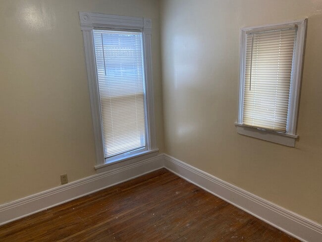 Building Photo - 2 Bedroom Bungalow Near Downtown