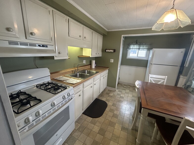 Building Photo - 195 Roland St