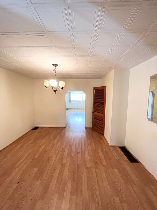 Building Photo - SPACIOUS 2 or 3 BEDROOM HOME IN THE HEART OF BLOOMFIELD!